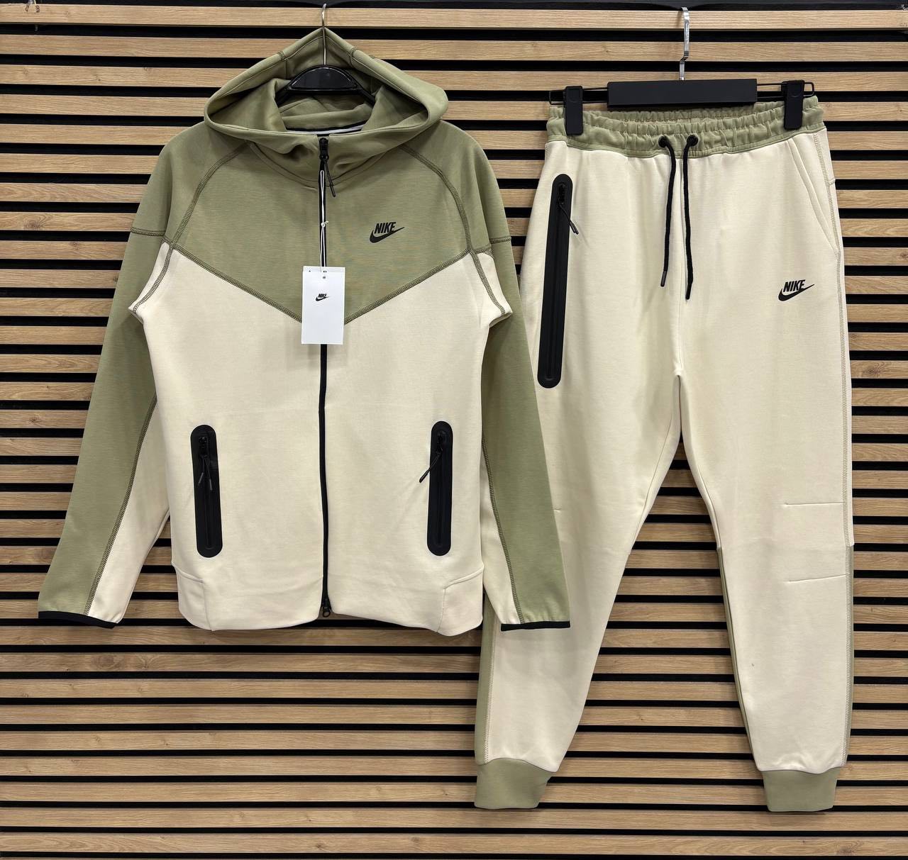 Мъжки спортен екип Nike Tech